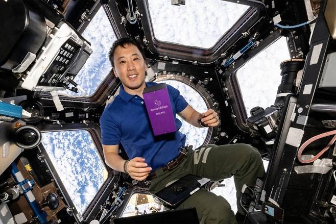 국제우주정거장(ISS)에서 우주의약 실험을 마친 스페이스린텍의 우주의약 연구모듈&nbsp;BEE-PC1을 들고 있는&nbsp;미국 항공우주국(NASA)&nbsp;우주비행사 조니 김. NASA 제공