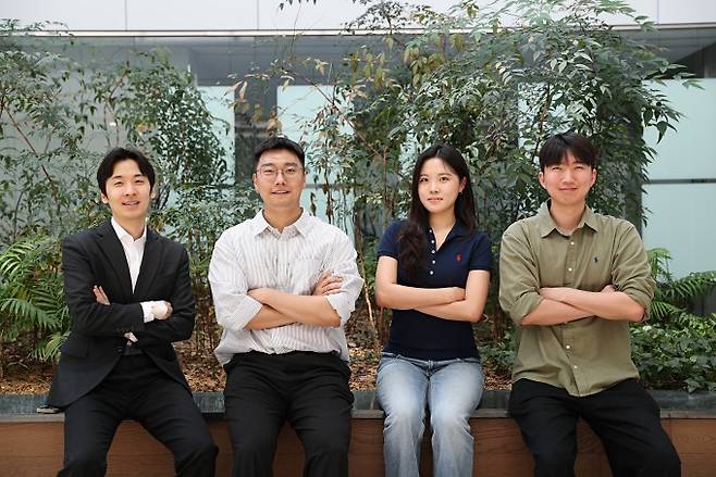 윤성훈 DGIST 전기전자컴퓨터공학과 교수(왼쪽)팀. DGIST 제공