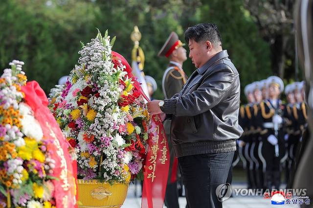 북한 김정은 국무위원장이 지난 2025년 10월 24일 중공군의 6·25전쟁 참전 제75주년 기념일(10월 25일)을 맞아 평안남도 회창군에 있는 중국인민지원군 열사능원을 찾아 열사들에게 숭고한 경의를 표했다고 조선중앙통신이 이튿날 보도했다. [북한 조선중앙통신·연합뉴스]