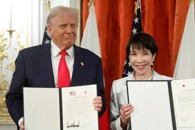 도널드 트럼프(왼쪽) 미국 대통령과 다카이치 사나에 일본 총리가 지난해 10월 28일 도쿄 아카사카궁에서 미일 무역 협정에 서명한 후 포즈를 취하고 있다. 도쿄=AP 연합뉴스