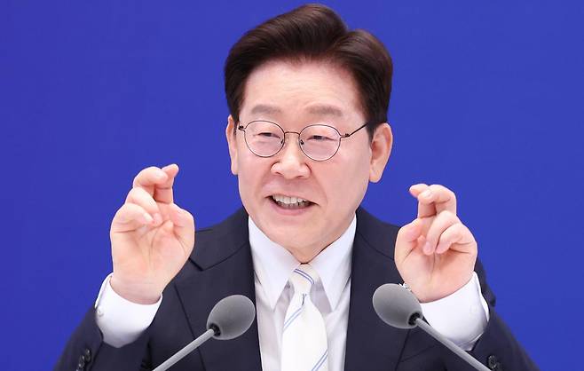 이재명 대통령이 8일 청와대 영빈관에서 열린 취임 1주년 기자회견에서 언론 관련 질문을 받은 뒤 인용 보도 관련 발언을 하고 있다. 연합뉴스