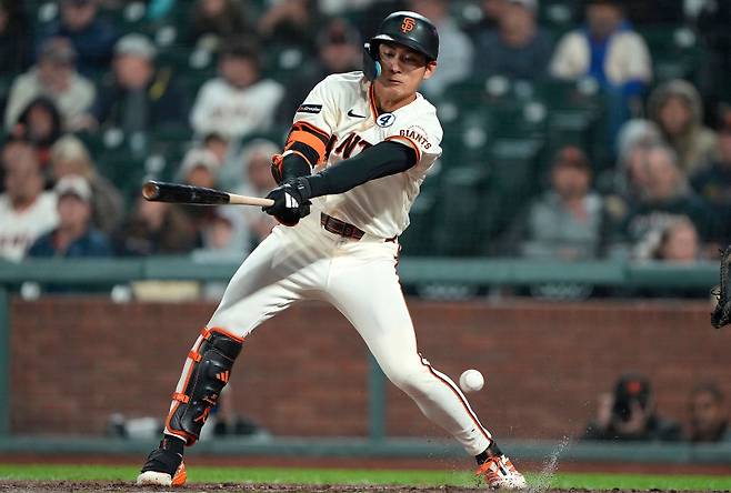 <yonhap photo-3442=""> SAN FRANCISCO, CALIFORNIA - JUNE 08: Jung Hoo Lee #51 of the San Francisco Giants hits a dribbler up the third base line for an infield single against the Washington Nationals in the bottom of the eighth inning at Oracle Park on June 08, 2026 in San Francisco, California. Thearon W. Henderson/Getty Images/AFP (Photo by Thearon W. Henderson / GETTY IMAGES NORTH AMERICA / Getty Images via AFP)/2026-06-09 13:32:37/ <저작권자 ⓒ 1980~2026 ㈜연합뉴스. 무단 전재 재배포 금지, AI 학습 및 활용 금지></yonhap>