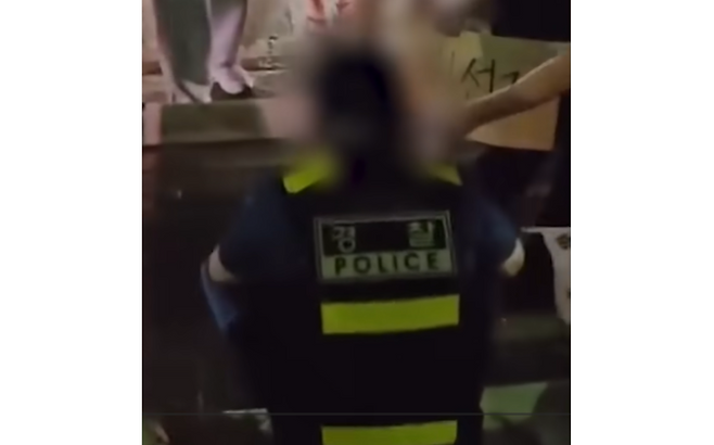 서울 올림픽공원 일대 시위 현장에서 일부 참가자들이 경찰을 조롱하는 모습 (사진, 유튜브 갈무리)