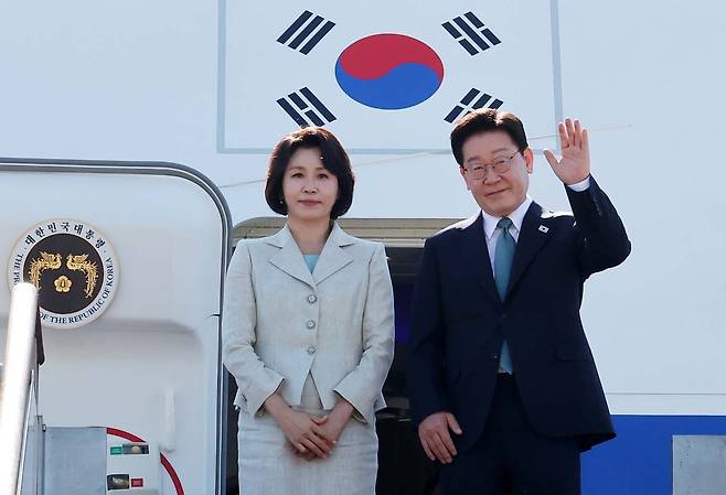 G7(주요7개국) 정상회의 참석을 계기로 유럽 순방길에 나서는 이재명 대통령과 김혜경 여사가 9일 서울공항에서 환송객들에게 인사하고 있다.