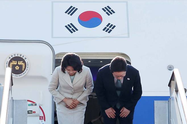 이재명 대통령과 김혜경 여사가 9일 서울공항에서 환송객들에게 인사하고 있다.