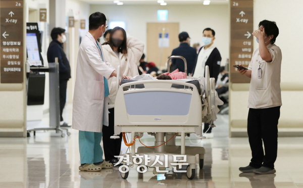 국민 10명 중 7명이 상급종합병원 환자쏠림을 해소하기 위한 정책이 필요하다고 답했다. 사진은 대형병원에서 의료진과 이동요원이 환자를 옮기고 있는 모습이다. 한수빈 기자