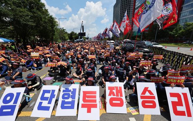 전국레미콘운송노동조합 조합원들이 8일 서울 여의대로 인근에서 2026년 단체협상 촉구 및 임단협 쟁취 결의대회에서 구호를 외치고 있다. /사진=뉴시스
