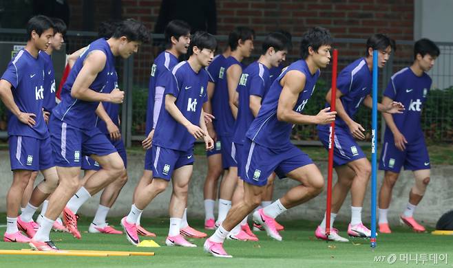 2026 국제축구연맹(FIFA) 북중미 월드컵 개막이 다가온 가운데 '한국 축구 레전드' 박지성이 홍명보 감독이 이끄는 대한민국 축구대표팀의 전술적 불확실성에 아쉬움을 드러냈다. 사진은 훈련 중인 홍명보호 선수들. 기사 내용과 무관한 참고 이미지. /사진=머니투데이 사진 DB