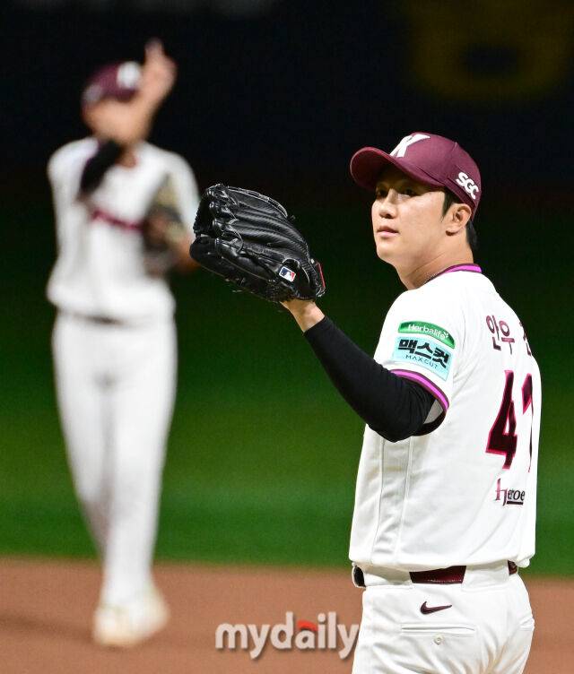 2026년 5월 26일 오후 서울 고척스카이돔에서 열린 '2026 신한 SOL KBO리그' KIA 타이거즈와 키움 히어로즈의 경기. 키움 선발투수 안우진이 투구를 준비하고 있다./마이데일리