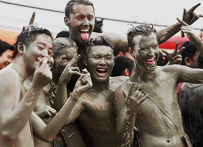 보령머드축제를 즐기는 방문객들 [보령머드축제 홈페이지 갈무리]