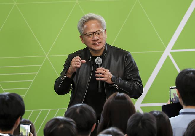 젠슨 황 엔비디아 최고경영자(CEO)가 8일 서울 관악구 서울대학교에서 학생들과 소통하고 있다. [이상섭 기자]