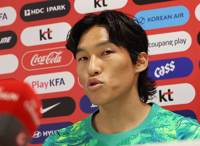 2026 북중미 월드컵에 출전하는 한국 축구 국가대표팀의 골키퍼 김승규가 지난 7일(현지시간) 멕시코 과달라하라 인근 사포판의 치바스 바예 베르데에서 열리는 팀 훈련에 앞서 기자회견에 참석해 질문에 답하고 있다. [연합]