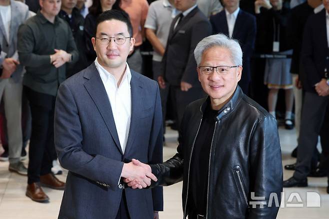 [서울=뉴시스] 조성우 기자 = 젠슨 황(오른쪽) 엔비디아 최고경영자(CEO)가 8일 서울 영등포구 여의도 LG트윈타워에서 구광모 LG그룹 회장과 회동을 마친 뒤 악수하고 있다. 2026.06.08. xconfind@newsis.com