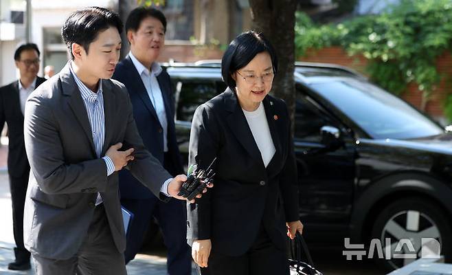 [서울=뉴시스] 김선웅 기자 = 한성숙 국무총리 후보자가 9일 서울 종로구 금융감독원 연수원에 마련된 인사청문회 준비사무실로 출근하고 있다. 2026.06.09. mangusta@newsis.com