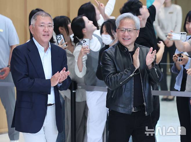 [서울=뉴시스] 김진아 기자 = 젠슨 황 엔비디아 최고경영자(CEO)와 정의선 현대자동차그룹 회장이 8일 서울 서초구 현대차그룹 양재 사옥에서 직원들에게 인사하고 있다. 2026.06.08. bluesoda@newsis.com
