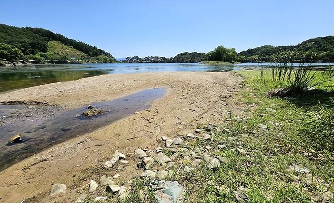 [제천=뉴시스] 이병찬 기자 = 행정안전부가 가뭄 예경보를 발효한 10일 충북 제천시 의림지가 바닥을 드러내고 있다.2025.07.10.photo@newsis.com