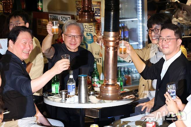 [서울=뉴시스] 조성우 기자 = 젠슨 황(왼쪽 두 번째) 엔비디아 최고경영자(CEO)가 5일 서울 마포구 홍대 인근의 한 고깃집에서 최태원(왼쪽) SK그룹 회장, 구광모(오른쪽) LG그룹회장, 이해진 네이버 의장과 이른바 '삼소(삼겹살·소주) 회동'을 하고 있다. 2026.06.05. xconfind@newsis.com