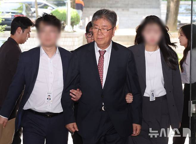 [서울=뉴시스] 배훈식 기자 = 3대 특검(내란·김건희·순직해병)의 나머지 사건을 들여다보는 2차 종합특별검사팀이 출범 100여 일 만에 '대통령실 관저 이전' 의혹으로 첫 기소라는 성과를 거뒀다. '헤비 테일(Heavy Tail)' 전략을 추구하는 특별검사팀은 이번 기소를 신호탄으로 본격 속도전 양상으로 접어들 것이란 관측이 나온다. 사진은 1호 기소된 김대기 전 대통령비서실장. 2026.06.09. dahora83@newsis.com