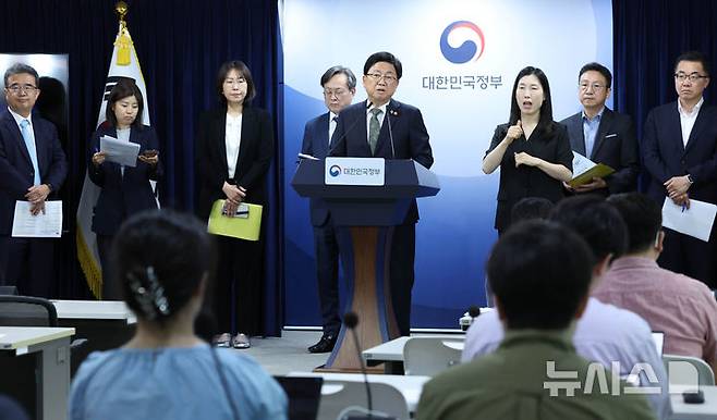 [서울=뉴시스] 조수정 기자 = 최교진 교육부 장관이 9일 오후 서울 종로구 정부서울청사에서 10대 청소년 자살예방 범정부 추진 대책을 발표하고 있다. 2026.06.09. chocrystal@newsis.com