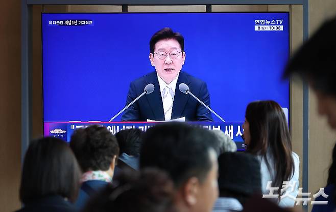 8일 오전 서울역 대합실에서 이재명 대통령의 취임 1주년 기자회견 생방송이 송출되고 있다. 박종민 기자