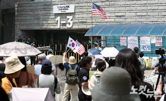 6·3 지방선거 투표용지 부족 사태를 규탄하고 재선거를 요구하는 '잠실 개표소 봉쇄 시위'가 나흘째 이어지고 있는 8일 서울 송파구 올림픽공원 핸드볼경기장 출입구 앞에서 시위 참가자들이 구호를 외치고 있다. 류영주 기자