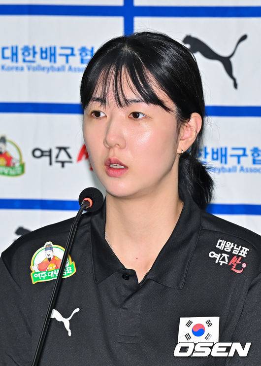 [OSEN=박준형 기자] 20일 오후 서울 송파구 방이돌 올림픽회관에서 배구 국가대표팀 기자회견이 진행됐다.올해 아이치·나고야 아시안게임 등 주요 국제대회를 앞두고 진행된 이날 기자회견에는 남자대표팀 이싸나예 라미레즈 감독과 주장 황택의, 여자대표팀 차상현 감독, 주장 강소휘가 참석했다.차상현 여자대표팀 감독은 선임 절차 문제로 대한체육회 승인이 한 차례 거부됐지만, 재공모 후 최종 승인을 받아 여자배구 대표팀 감독으로 확정됐다. 챔피언결정전 및 FA 관련 선수들은 27일 합류 예정이며, 음주운전 논란이 있는 안혜진은 대표팀에서 제외될 가능성이 크다.이싸나예 라미레스 남자대표팀 감독은 2028 Los Angeles Olympics 출전을 최종 목표로 삼고 있다. 한국 남자배구는 2026 아시아선수권을 통해 24년 만의 올림픽 본선 진출에 도전하고, 2026 아이치·나고야 아시안게임에서는 20년 만의 금메달 획득을 노린다. 여자대표팀 강소휘가 질문에 답하고 있다.   2025.05.20 / soul1014@osen.co.kr