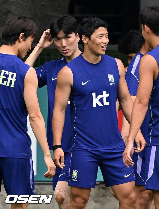 [OSEN=사포판(멕시코), 이대선 기자] 2026 북중미 월드컵에 참가하는 한국 축구국가대표팀이 9일(한국시각) 멕시코 과달라하라 인근 사포판의 치바스 베르데 바예에서 훈련을 진행했다.한국은 과달라하라에서 체코와 멕시코를 차례로 상대한 뒤 조별리그 마지막 경기를 치른다.황인범, 황희찬이 훈련을 하고 있다. 2026.06.09 /sunday@osen.co.kr