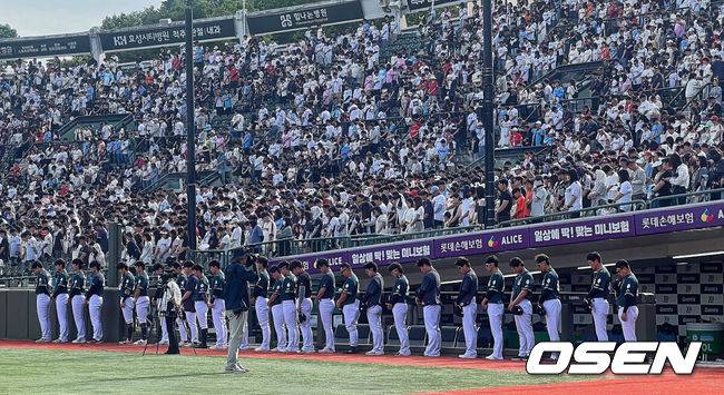 [OSEN=부산, 이석우 기자] 6일 부산 사직야구장에서 2026 신한 SOL KBO 리그 롯데 자이언츠와 한화 이글스의 경기가 열렸다. 홈팀 롯데는 이민석이, 방문팀 한화는 에르난데스가 선발 출전했다.롯데 자이언츠 김태형 감독과 선수단이 현충일을 맞아 순국선열들에 대해 묵념하고 있다. 2026.06.06 / foto0307@osen.co.kr