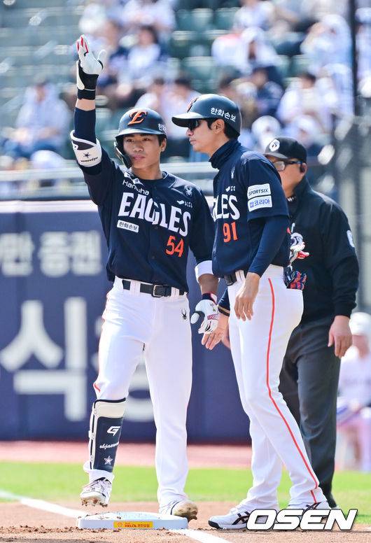 [OSEN=잠실, 박준형 기자] 4일 오후 서울 잠실구장에서 ‘2026 신한은행 SOL Bank KBO리그’ 두산 베어스와 한화 이글스의 경기가 진행됐다.이날 두산은 곽빈을, 한화는 왕옌청이 선발투수로 내세웠다.  1회초 한화 선발투수 오재원이 안타를 날린뒤 세리머니를 하고 있다.     2026.04.04 / soul1014@osen.co.kr