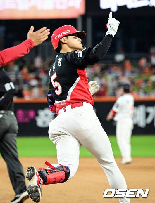 [OSEN=대전, 조은정 기자]9일 오후 대전한화생명볼파크에서 2026 신한 SOL KBO리그 한화 이글스와 KIA 타이거즈의 경기가 열렸다.이날 한화는 왕옌청을 KIA는 황동하를 선발로 내세웠다.4회초 2사 1,2루에서 KIA 김도영이 달아나는 좌중월 3점 홈런을 날린 뒤 베이스를 돌고 있다. 2026.06.09 /cej@osen.co.kr