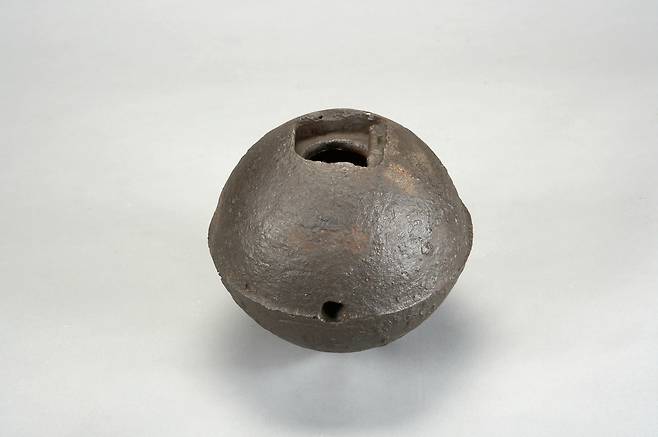조선시대 시한폭탄의 일종인 비격진천뢰. 도화선을 감는 목곡을 이용하여 폭발 시간을 조절했다. 임진왜란 당시 경주성 탈환에 사용되었다. 국립고궁박물관