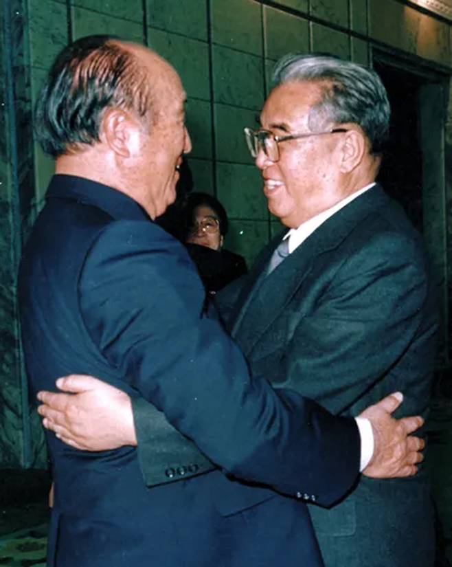 1991년 12월 6일 문선명 선생이 북한 함경남도 함흥의 주석공관에서 김일성 주석과 만나 담소하고 있다.