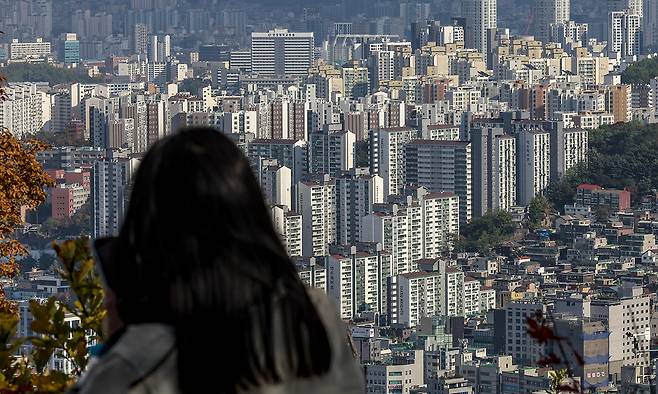 서울 중구 남산에서 서울시내 아파트가 보이고 있다. 뉴시스