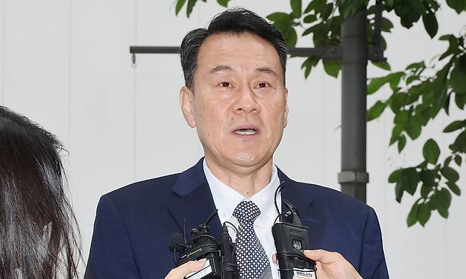 김명수 전 합동참모본부 의장이 내란중요임무종사 등 혐의 피의자 조사를 받기 위해 지난 5월 27일 경기도 과천 2차종합특검에 출석하며 발언하고 있다. 연합뉴스