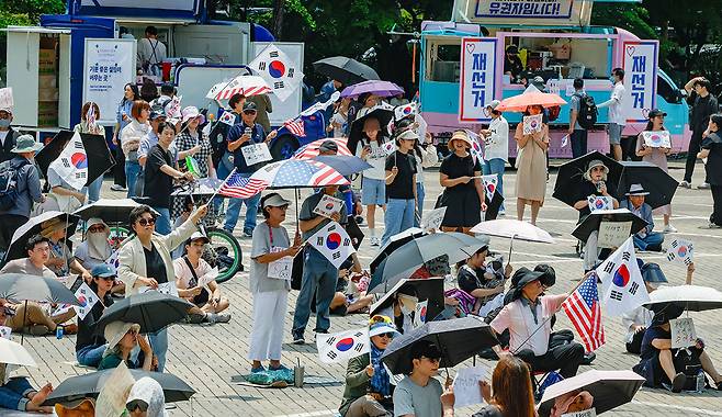 성조기 곳곳 출현… 집회자 간 충돌도 6·3 지방선거 투표용지 부족사태 항의 시위가 닷새째 이어진 9일 시민들이 서울 송파구 올림픽공원 핸드볼경기장 앞에서 태극기와 성조기를 들고 “재선거” 구호를 외치고 있다. 최상수 기자
