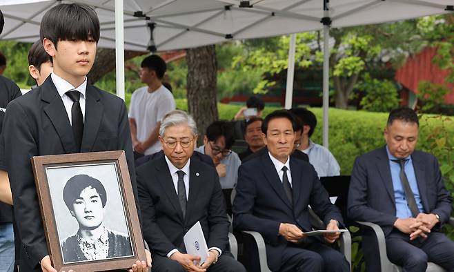 9일 서울 서대문구 연세대에서 열린 제39주기 이한열 추모식에서 학생들이 이 열사 영정을 옮기고 있다. 이날 행사에는 우상호 강원도지사 당선인(왼쪽 세 번째), 윤동섭 연세대 총장(〃 두 번째) 등이 참석했다. 연합뉴스
