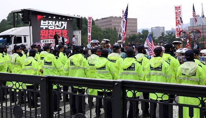 선관위 앞 ‘부정선거’ 규탄 집회 - 보수성향 단체 회원들이 4일 경기 과천시 중앙선거관리위원회 앞에서 제9회 전국동시지방선거 투표용지 부족 사태를 규탄하는 집회를 하고 있다. 2026.6.4 뉴스1