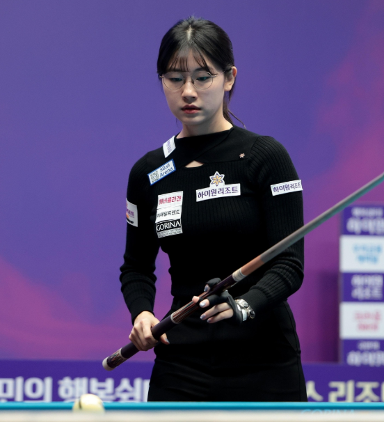 이미래가 8일 강원도 하이원리조트 그랜드호텔 컨벤션타워에서 열린 프로당구 2차 투어 국민의 행복쉼터 하이원리조트 LPBA 챔피언십 8강전에서 플레이를 하기 전 볼을 바라보고 있다. 사진 제공=PBA