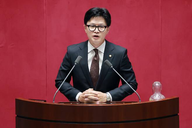 부산 북갑 국회의원 보궐선거에서 당선된 한동훈 무소속 의원이 6월5일 국회에서 22대 국회 후반기 의장단을 선출하기 위해 열린 본회의에서 선서한 뒤 인사말하고 있다. ⓒ연합뉴스