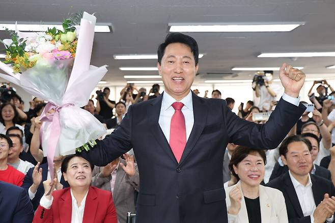 오세훈 서울시장 당선인이 제9회 전국동시지방선거일 다음날인 4일 서울 종로구 대왕빌딩에 마련된 선거사무소에서 꽃다발을 들고 기뻐하고 있다. ⓒ 연합뉴스