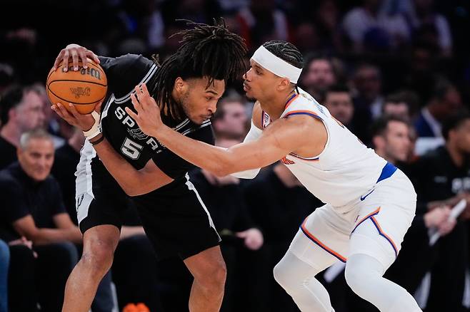 샌안토니오 스테픈 캐슬(왼쪽)이 9일(한국시간) 매디슨 스퀘어 가든에서 열린 뉴욕과 NBA 파이널 3차전 도중 조시 하트의 수비를 뚫기 위해 애쓰고 있다. 뉴욕｜AP뉴시스