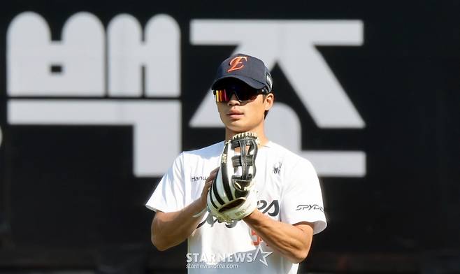 한화 외야수 오재원이 15일 대전한화생명볼파크에서 열린 2026KBO리그 한화이글스와 삼성라이온즈 경기를 앞두고 외야수비훈련을 하고 있다. 2026.04.15. /사진=강영조 선임기자