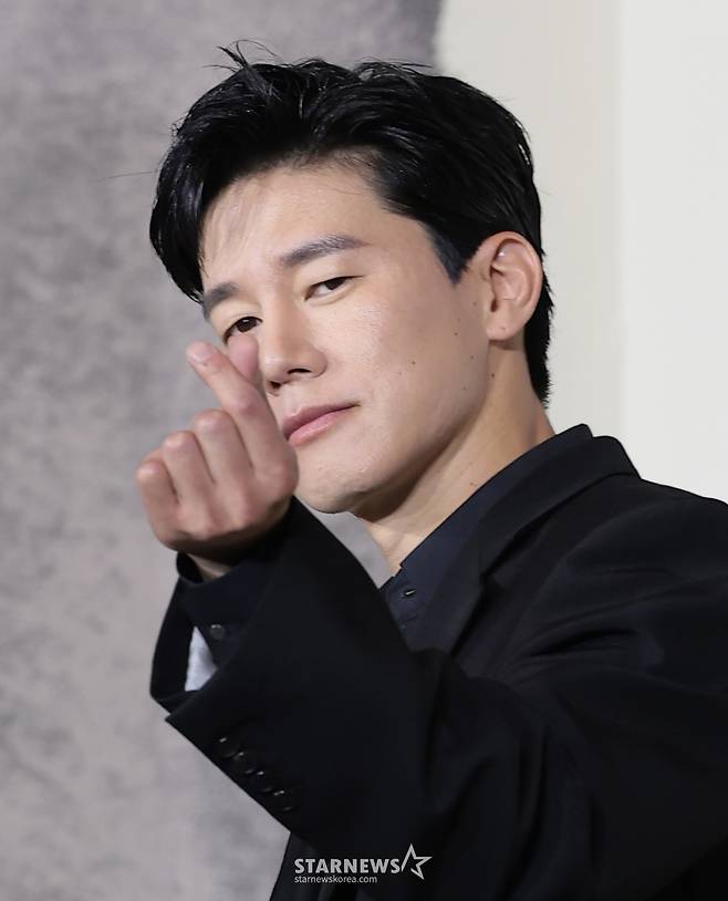 (서울=뉴스1) 권현진 기자 = 배우 김무열이 5일 서울 중구 앰배서더 서울 풀만 호텔에서 열린 넷플릭스 시리즈 '참교육'(감독 홍종찬) 제작발표회에서 포즈를 취하고 있다.  '참교육'은 선넘는 학생, 교사, 학부모로 인해 무너진 대한민국의 교권과 교육현장을 지키기 위해 창설된 교권보호국의 통쾌하고 시원한 참교육을 그린 이야기다. 2026.6.5/뉴스1  Copyright (C) 뉴스1. All rights reserved. 무단 전재 및 재배포,  AI학습 이용 금지. /사진=(서울=뉴스1) 권현진 기자