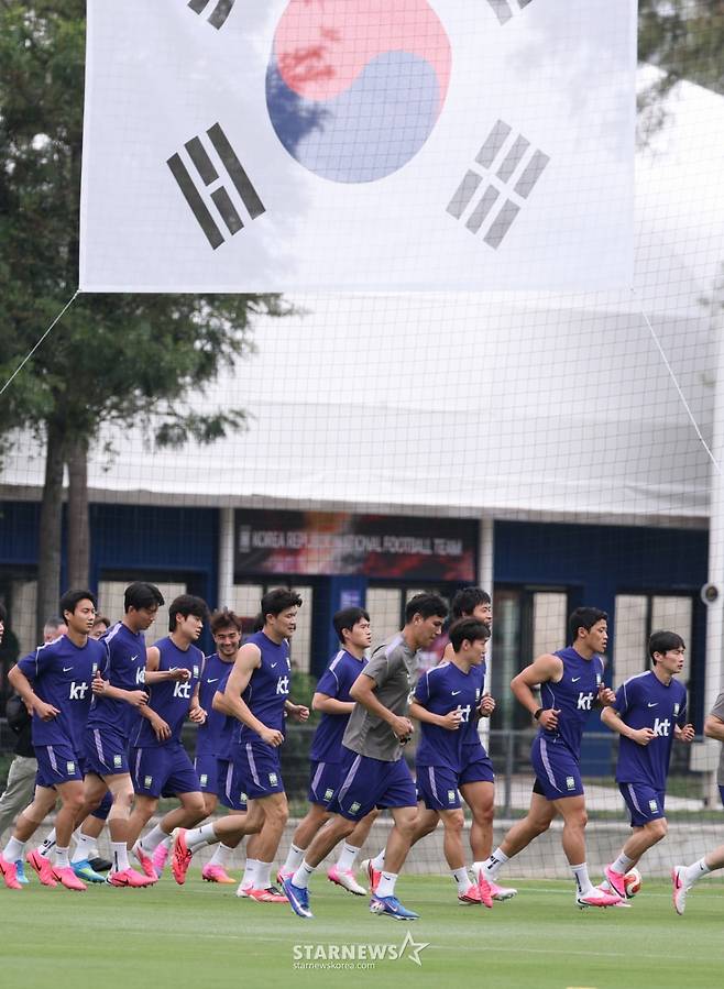 대한민국 국기와 훈련 중인 대표팀. /사진=김진경 대기자
