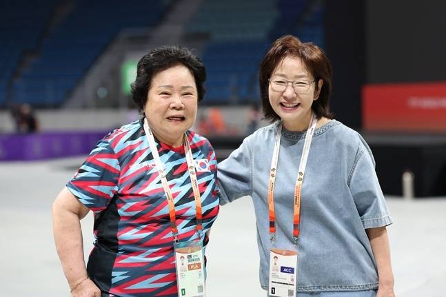 정현숙 한국여성탁구연맹 회장(오른쪽)이 대회 최고령 참가자이자 대표 선서를 했던 강정자 선수와 함께 미소짓고 있다. /사진=XIOM 2026 강릉세계마스터즈탁구선수권대회 조직위 제공