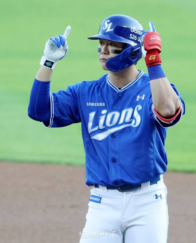 2026 신한 SOL KBO리그 LG 트윈스 대 삼성 라이온즈 경기가 12일 서울 잠실야구장에서 열렸다.  삼성 박승규가 1회초 2사 1루에서 우전 안타를 날리고 출루한 후 세리머니를 하고 있다. /사진=김진경 kim.jinkyung@