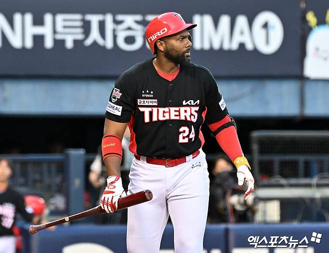 29일 오후 서울 송파구 잠실야구장에서 열린 '2026 신한 SOL Bank KBO리그' KIA 타이거즈와 LG 트윈스의 경기, 4회초 1사 KIA 아데를린이 헛스윙 삼진을 당하고 있다. 엑스포츠뉴스 DB
