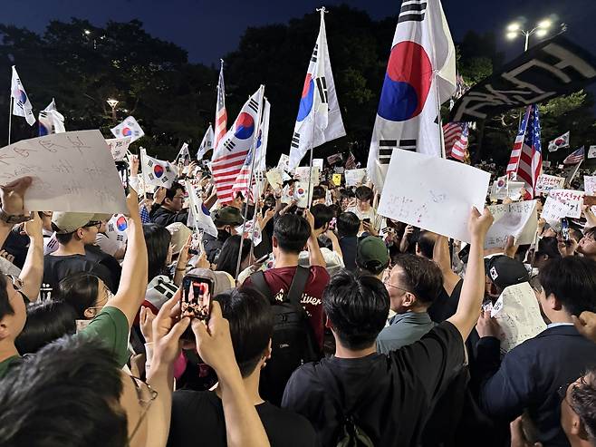 올림픽공원서 심야 시위 중인 시민들 [촬영 전재훈]