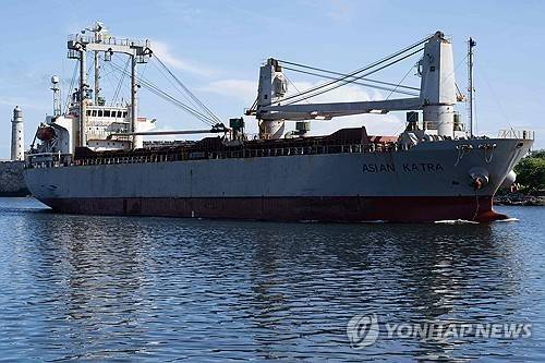 쿠바에 도착한 구호물자를 실은 선박 [AFP=연합뉴스]