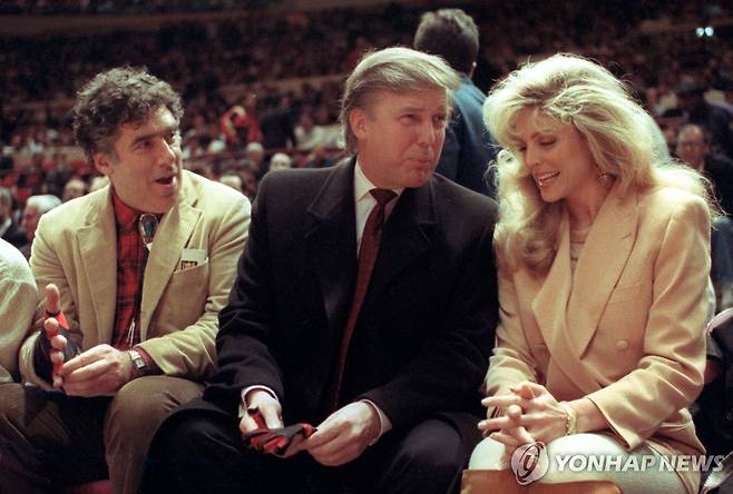 1991년 닉스전 관람하는 트럼프 1991년 뉴욕 매디슨 스퀘어 가든에서 NBA 뉴욕 닉스의 경기를 관람하는 트럼프
[AP 연합뉴스 자료사진]
